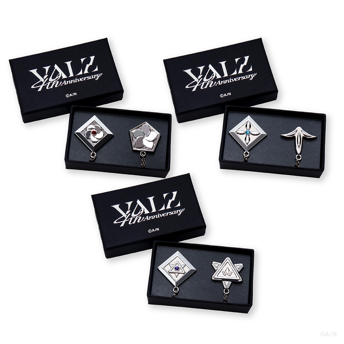 『VΔLZ 4th Anniversary』特設コーナーのグッズ、ブローチです。