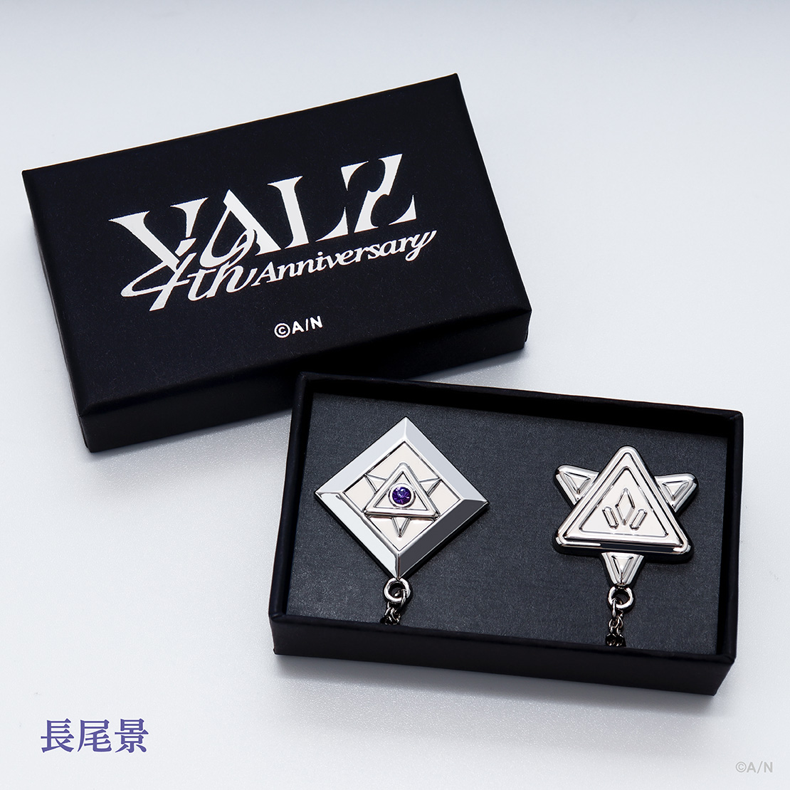『VΔLZ 4th Anniversary』特設コーナーのグッズ、ブローチです。