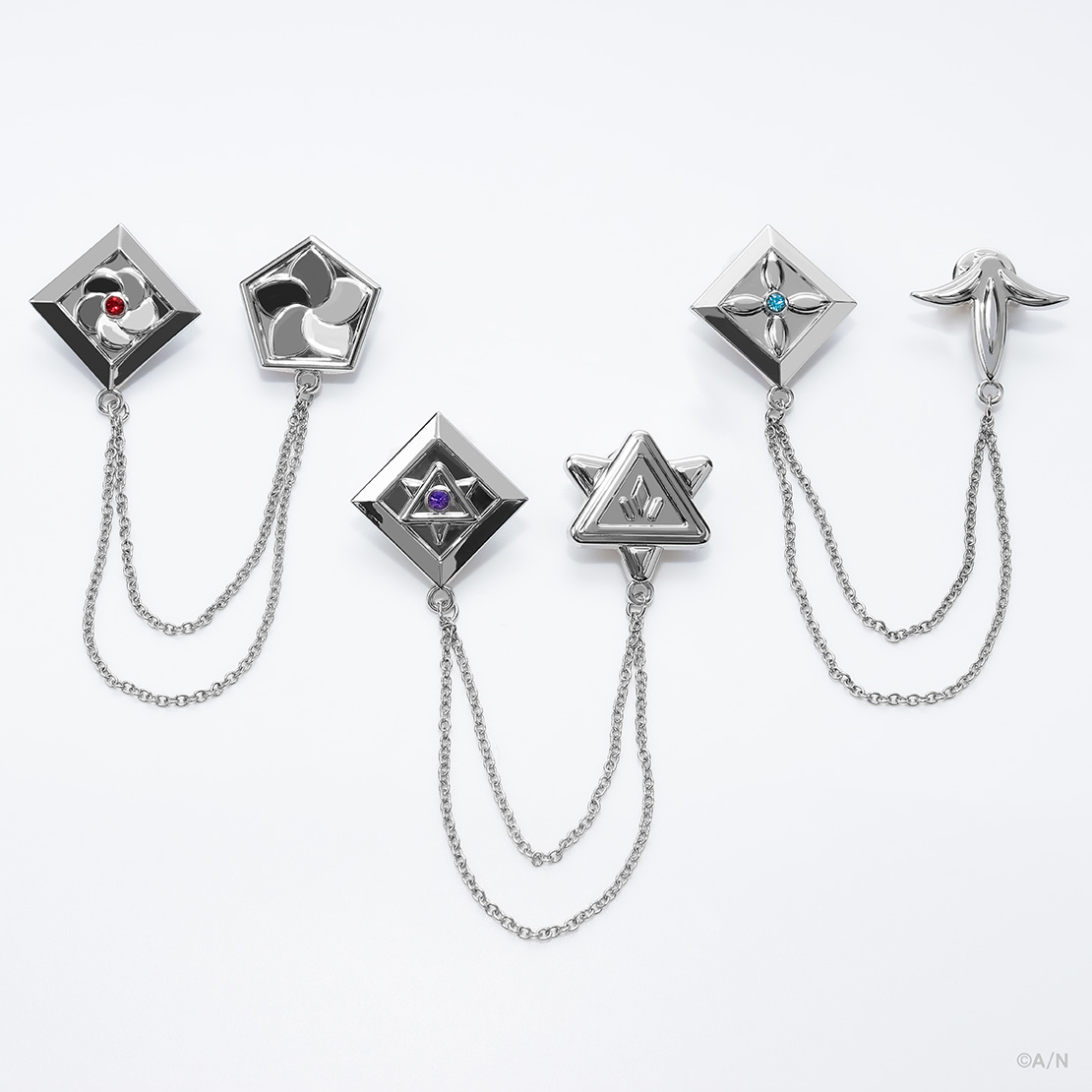 『VΔLZ 4th Anniversary』特設コーナーのグッズ、ブローチです。